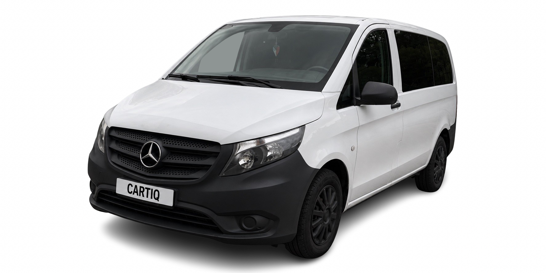 Bílý Mercedes-Benz Vito z levého předního pohledu, s tmavými okny a černými koly.